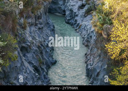 Gole dell Alcantara-Schlucht aus Basaltsäulen mit Fluss in der Nähe des Ätna-Vulkans, Motta Camastra, Sizilien, Italien Stockfoto