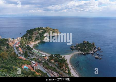 Blick auf die Insel Isola Bella in Taormina mit klarem türkisfarbenem Wasser an der mittelmeerküste an einem sonnigen Tag, Sizilien, Italien Stockfoto