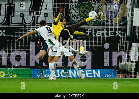 Mönchengladbach, Deutschland. Dezember 2024. Serhou Guirassy (Front R) von Borussia Dortmund schießt den Ball während des ersten Ligaspiels zwischen Borussia Mönchengladbach und Borussia Dortmund am 7. Dezember 2024 in Mönchengladbach. Quelle: Joachim Bywaletz/Xinhua/Alamy Live News Stockfoto