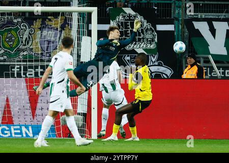 Mönchengladbach, Deutschland. Dezember 2024. Moritz Nicolas (TOP), Torhüter von Borussia Mönchengladbach, spart beim ersten Bundesliga-Spiel zwischen Borussia Mönchengladbach und Borussia Dortmund am 7. Dezember 2024 in Mönchengladbach. Quelle: Joachim Bywaletz/Xinhua/Alamy Live News Stockfoto