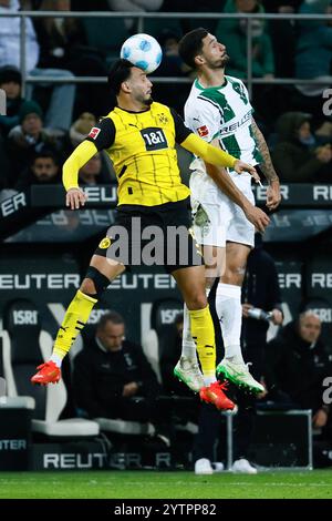 Mönchengladbach, Deutschland. Dezember 2024. Tim Kleindienst (R) von Borussia Mönchengladbach und Ramy Bensebaini von Borussia Dortmund wetteifern um einen Kopfball beim ersten Bundesliga-Spiel zwischen Borussia Mönchengladbach und Borussia Dortmund am 7. Dezember 2024 in Mönchengladbach. Quelle: Joachim Bywaletz/Xinhua/Alamy Live News Stockfoto