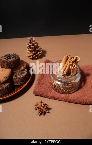 Zimtstangen und Sternanis im Glas auf braunem Hintergrund. Stillleben Stockfoto