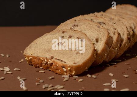 Brot aus Vollkornmehl und Samen Sonnenblumen, Flachs, Sesam. Kreative Essensidee, Hintergrundstruktur Stockfoto