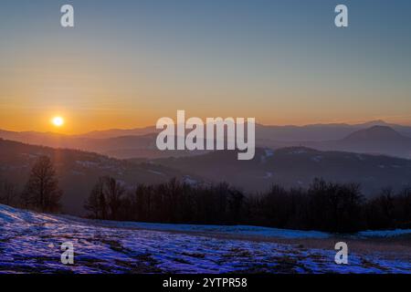 Winterfarben bei Sonnenuntergang auf dem Bergkamm des Appenins in der Emilia Romagna, Provinz Bologna, Emilia-Romagna, Italien. Stockfoto