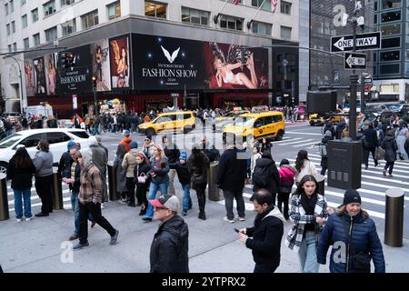 Massen von Touristen und New Yorkern, die am Black Friday entlang der Fifth Avenue spazieren, beginnen inoffiziell die Weihnachtseinkaufssaison in New York City. Stockfoto