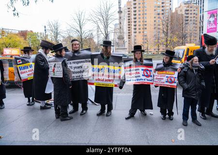 New Yorker, darunter auch orthodoxe Juden, sprechen sich gegen die weitere Zerstörung des Gazastreifens und die Ermordung von Palästinensern aus. Am Columbus Circle am Black Friday, einem der geschäftigsten Feiertage der Saison. New York City. Stockfoto