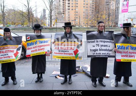 New Yorker, darunter auch orthodoxe Juden, sprechen sich gegen die weitere Zerstörung des Gazastreifens und die Ermordung von Palästinensern aus. Am Columbus Circle am Black Friday, einem der geschäftigsten Feiertage der Saison. New York City. Stockfoto