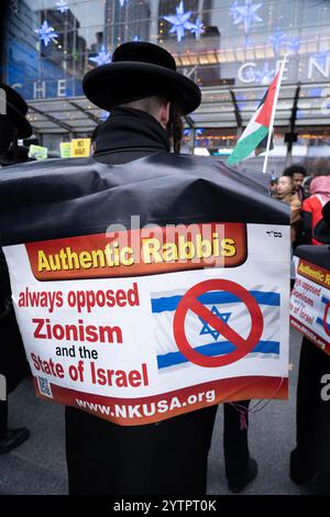 New Yorker, darunter auch orthodoxe Juden, sprechen sich gegen die weitere Zerstörung des Gazastreifens und die Ermordung von Palästinensern aus. Am Columbus Circle am Black Friday, einem der geschäftigsten Feiertage der Saison. New York City. Stockfoto