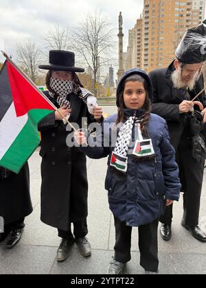 New Yorker, darunter auch orthodoxe Juden, sprechen sich gegen die weitere Zerstörung des Gazastreifens und die Ermordung von Palästinensern aus. Am Columbus Circle am Black Friday, einem der geschäftigsten Feiertage der Saison. New York City. Stockfoto