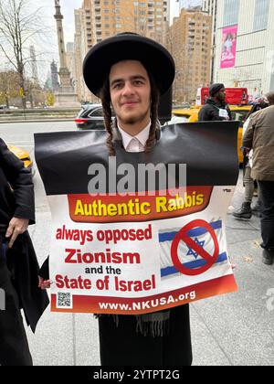 New Yorker, darunter auch orthodoxe Juden, sprechen sich gegen die weitere Zerstörung des Gazastreifens und die Ermordung von Palästinensern aus. Am Columbus Circle am Black Friday, einem der geschäftigsten Feiertage der Saison. New York City. Stockfoto