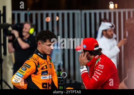 Abu Dhabi, Vereinigte Arabische Emirate. Dezember 2024. Lando Norris (links) und Carlos Sainz (rechts) nach dem Qualifying auf dem Yas Marina Circuit für den Formel 1 Abu Dhabi Grand Prix. Credit: SOPA Images Limited/Alamy Live News Stockfoto