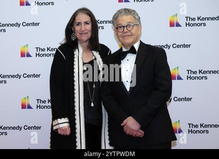 Der ehemalige US-Senator Al Franken (Demokrat von Minnesota), Right und Frannie Franken kommen am Samstag, den 7. Dezember 2024, zur Medallion-Zeremonie zu Ehren der Empfänger der 47. Jährlichen Kennedy Center Honors im US-Außenministerium in Washington, DC, an. Die 2024 Preisträger sind: Der gefeierte Regisseur und Filmemacher Francis Ford Coppola, die legendäre amerikanische Rockband The Grateful Dead (Mickey Hart, Bill Kreutzmann, Phil Lesh, Bobby Weir), der Blues-Rock-Sänger, Songwriter und Gitarrist Bonnie Raitt, der Jazz-Trompeter, Pianist und Komponist Arturo Sandoval und der Apollo, der für die Re sorgen wird Stockfoto