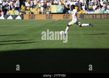 Carson, Kalifornien, USA. Dezember 2024. Der Stürmer JOSEPH PAINTSIL (28) des Los Angeles Galaxy überquert den Ball während des MLS Cup-Meisterschaftsspiels zwischen New York Red Bulls und Los Angeles Galaxy im Dignity Health Sports Park in Carson, Kalifornien. (Kreditbild: © Brenton TSE/ZUMA Press Wire) NUR REDAKTIONELLE VERWENDUNG! Nicht für kommerzielle ZWECKE! Stockfoto