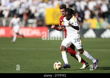 Carson, Kalifornien, USA. Dezember 2024. JOSEPH PAINTSIL (28) dribbelt den Ball während des MLS Cup-Meisterschaftsspiels zwischen New York Red Bulls und Los Angeles Galaxy im Dignity Health Sports Park in Carson, Kalifornien. (Kreditbild: © Brenton TSE/ZUMA Press Wire) NUR REDAKTIONELLE VERWENDUNG! Nicht für kommerzielle ZWECKE! Stockfoto