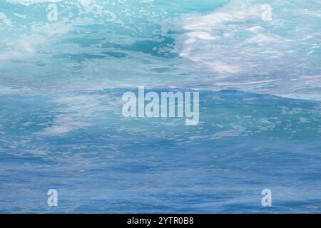 Explosive blaue grüne Welle bricht auf Maui. Stockfoto