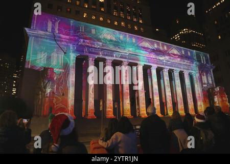 Peking, USA. Dezember 2024. Während der Veranstaltung „Let's Glow SF“ in San Francisco, USA, am 6. Dezember 2024, sehen die Menschen eine Lichtkunstprojektion auf die Facette eines Gebäudes. Die Veranstaltung dauert vom 6. Bis 15. Dezember. Quelle: Liu Yilin/Xinhua/Alamy Live News Stockfoto