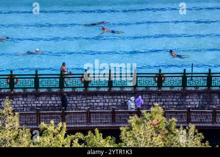 Peking, Chinas Provinz Shandong. Dezember 2024. Winterschwimmer schwimmen in einem Quellwasserpool im Freien in der Stadt Jinan, ostchinesischer Provinz Shandong, 7. Dezember 2024. Quelle: Zhu Zheng/Xinhua/Alamy Live News Stockfoto