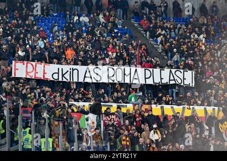 Rom, Italien. Dezember 2024. Olimpico Stadium, Rom, Italien - Roma's Supporters während der Serie A Enilive Football Match, Roma vs Lecce, 7. Dezember 2024 (Foto: Roberto Ramaccia/SIPA USA) Credit: SIPA USA/Alamy Live News Stockfoto