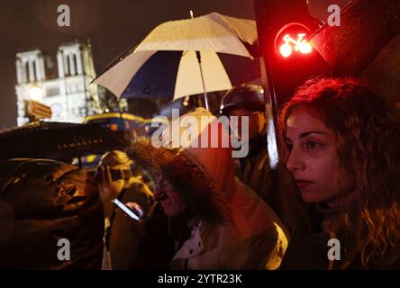 Paris, Frankreich. Dezember 2024. Die Menschen versammeln sich vor der restaurierten Kathedrale Notre-Dame de Paris im Regen in Paris, Frankreich, 7. Dezember 2024. Fünf Jahre nachdem sie von einem Feuer verwüstet worden war, wurde die restaurierte Kathedrale Notre-Dame de Paris am Samstag offiziell mit einer großen Einweihungszeremonie wieder eröffnet, an der sowohl Führer der Welt, Gläubige als auch Nichtgläubige teilnahmen. Quelle: Gao Jing/Xinhua/Alamy Live News Stockfoto