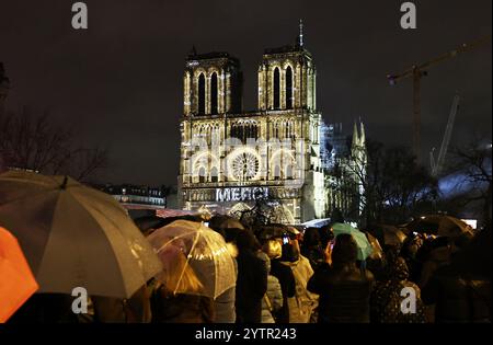 Paris, Frankreich. Dezember 2024. Die Menschen versammeln sich vor der restaurierten Kathedrale Notre-Dame de Paris im Regen in Paris, Frankreich, 7. Dezember 2024. Fünf Jahre nachdem sie von einem Feuer verwüstet worden war, wurde die restaurierte Kathedrale Notre-Dame de Paris am Samstag offiziell mit einer großen Einweihungszeremonie wieder eröffnet, an der sowohl Führer der Welt, Gläubige als auch Nichtgläubige teilnahmen. Quelle: Gao Jing/Xinhua/Alamy Live News Stockfoto