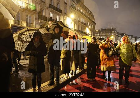 Paris, Frankreich. Dezember 2024. Die Menschen versammeln sich vor der restaurierten Kathedrale Notre-Dame de Paris im Regen in Paris, Frankreich, 7. Dezember 2024. Fünf Jahre nachdem sie von einem Feuer verwüstet worden war, wurde die restaurierte Kathedrale Notre-Dame de Paris am Samstag offiziell mit einer großen Einweihungszeremonie wieder eröffnet, an der sowohl Führer der Welt, Gläubige als auch Nichtgläubige teilnahmen. Quelle: Gao Jing/Xinhua/Alamy Live News Stockfoto