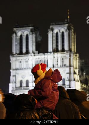 Paris, Frankreich. Dezember 2024. Die Menschen versammeln sich vor der restaurierten Kathedrale Notre-Dame de Paris im Regen in Paris, Frankreich, 7. Dezember 2024. Fünf Jahre nachdem sie von einem Feuer verwüstet worden war, wurde die restaurierte Kathedrale Notre-Dame de Paris am Samstag offiziell mit einer großen Einweihungszeremonie wieder eröffnet, an der sowohl Führer der Welt, Gläubige als auch Nichtgläubige teilnahmen. Quelle: Gao Jing/Xinhua/Alamy Live News Stockfoto