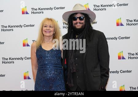 Washington DC, USA. Dezember 2024. Don was (Don Fagenson) und Gemma Corfield kommen am Samstag, den 7. Dezember 2024, zur Medallion-Zeremonie zu Ehren der Empfänger der 47. Jährlichen Kennedy Center Honors im US-Außenministerium in Washington, DC. Quelle: SIPA USA/Alamy Live News Stockfoto