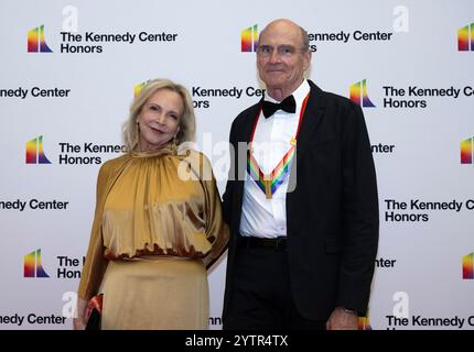 James Taylor, 2016 Kennedy Center Honoree, und seine Frau Kim Taylor, kommen am Samstag, 7. Dezember 2024 zur Medallion-Zeremonie zu Ehren der Empfänger der 47. Jährlichen Kennedy Center Honors im US-Außenministerium in Washington, DC, an. Die 2024 Preisträger sind: Der gefeierte Regisseur und Filmemacher Francis Ford Coppola, die legendäre amerikanische Rockband The Grateful Dead (Mickey Hart, Bill Kreutzmann, Phil Lesh, Bobby Weir), der Blues-Rock-Sänger, Songwriter und Gitarrist Bonnie Raitt, der Jazz-Trompeter, Pianist und Komponist Arturo Sandoval und der Apollo, der eine besondere Auszeichnung erhält Stockfoto