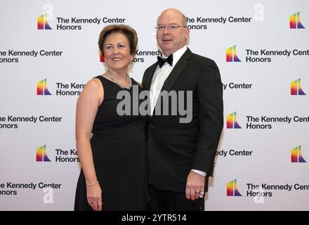 Washington DC, USA. Dezember 2024. Deborah F. Rutter, Präsident des John F. Kennedy Center for the Performing Arts, und Ehemann Peter Ellefson kommen am Samstag, den 7. Dezember 2024, zur Medallion-Zeremonie zu Ehren der Empfänger der 47. Jährlichen Kennedy Center Honors im US-Außenministerium in Washington, DC. Quelle: SIPA USA/Alamy Live News Stockfoto