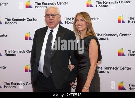 Washington DC, USA. Dezember 2024. David M. Rubenstein, Vorstandsvorsitzender des John F. Kennedy Center for the Performing Arts, und Gast kommen am Samstag, den 7. Dezember 2024, zur Medallion-Zeremonie zu Ehren der Empfänger der 47. Jährlichen Kennedy Center Honors im US-Außenministerium in Washington, DC, an. Quelle: SIPA USA/Alamy Live News Stockfoto