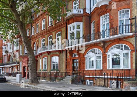 Vor dem eleganten alten Apartmentgebäude im Londoner Chelsea-Viertel Stockfoto