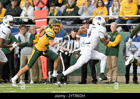 Abilene Christian Wildcats Wide Receiver J.J. Henry (4) läuft für einen Touchdown während eines Play-off-Spiels der NCAA FCS in der zweiten Runde zwischen den Abilene Christian Wildcats und dem North Dakota State Bison im Fargodome in Fargo, ND am Samstag, den 7. Dezember 2024. North Dakota besiegte Abilene Christian 51-31.Russell Hons/CSM Stockfoto