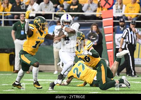 Abilene Christian Wildcats Wide Receiver J.J. Henry (4) durchbricht die Verteidigung während eines Playoff-Spiels der NCAA FCS in der zweiten Runde zwischen den Abilene Christian Wildcats und dem North Dakota State Bison im Fargodome in Fargo, ND am Samstag, den 7. Dezember 2024. North Dakota besiegte Abilene Christian 51-31.Russell Hons/CSM Stockfoto