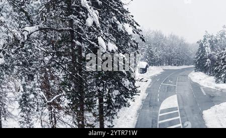 Plitvicer Seen Park, beliebtes Touristenziel im Winter. Hintergrund der Weihnachtsfeiertage. Landschaftsfotografie. Fotos der Wintersaison für Reisen pro Stockfoto