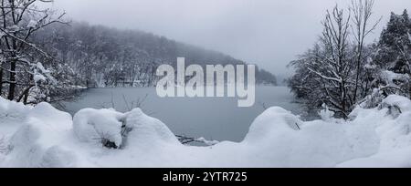 Plitvicer Seen, Nationalpark in Kroatien, im Winter, mit Schnee bedeckt. Hintergrund der Weihnachtsfeiertage. Landschaftsfotografie. Fotos der Wintersaison Stockfoto