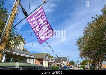 NEW ORLEANS, LA, USA - 3. DEZEMBER 2023: Anti-Trump-Flagge an einem Versorgungsmast in einem Wohnviertel der Mittelklasse in Uptown New Orleans Stockfoto