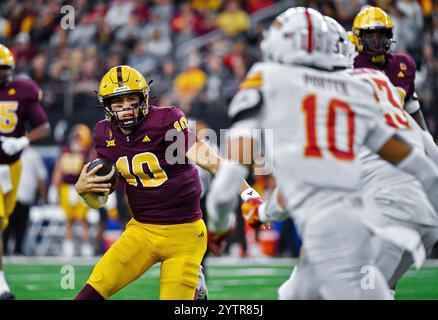 Arlington, TX, USA. Dezember 2024. Sam Leavitt, Quarterback der Arizona State Sun Devils, spielt im ersten Quartal des Big XII Championship College Football-Spiels gegen die Iowa State Cyclones im AT&T Stadium in Arlington, Texas. Austin McAfee/CSM/Alamy Live News Stockfoto