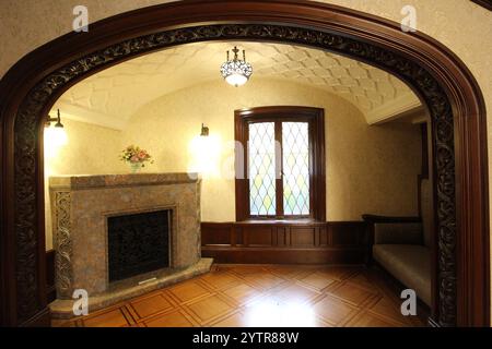 Alter Kamin und Buntglas in der ehemaligen Maeda Family Residence (erbaut 1929 im Besitz der Regierung), Komaba Park, Tokio, Japan Stockfoto