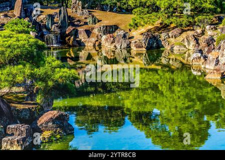 Coloful Ninomaru Garten Wasserfall, Teich Reflection Rocks Nijo Castle Kyoto Japan. 1626 fertiggestellt von Tokugawa Shoguns. 1867 kehrte Castle zu EM zurück Stockfoto