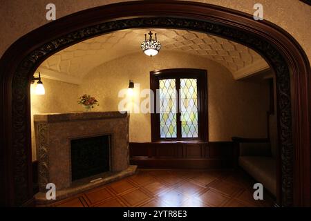 Alter Kamin und Buntglas in der ehemaligen Maeda Family Residence (erbaut 1929 im Besitz der Regierung), Komaba Park, Tokio, Japan Stockfoto