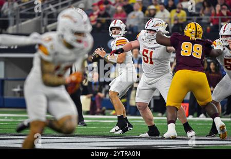 Arlington, TX, USA. Dezember 2024. Iowa State Cyclones Quarterback Rocco Becht blickt während des zweiten Viertels des Big XII Championship College Footballspiels gegen die Arizona State Sun Devils im AT&T Stadium in Arlington, Texas. Austin McAfee/CSM/Alamy Live News Stockfoto