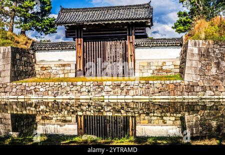 Farbenfroher Kleiner Seiteneingang Außenmauer Graben Reflection City Street Nijo Castle Kyoto Japan. 1626 fertiggestellt von Tokugawa Shoguns. Im Jahr 1867 Castle Ret Stockfoto