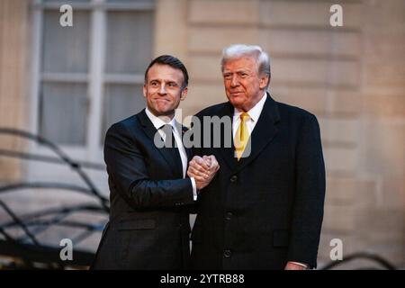 Paris, Frankreich. Dezember 2024. Der französische Präsident Emmanuel Macron (L) begrüßt den neu gewählten US-Präsidenten Donald Trump (R) im Elysée Palace. Der französische Präsident Emmanuel Macron empfing den neu gewählten US-Präsidenten Donald Trump zu einem Treffen im Elysée Palace, bevor die Kathedrale Notre Dame in Paris wieder eröffnet wurde. Quelle: SOPA Images Limited/Alamy Live News Stockfoto