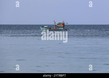 Phu Quoc, Vietnam. Dezember 2024: Vietnamesisches Fischerboot in Phu Quoc, Provinz Kien Giang, Golf von Thailand. Der US-Botschafter besuchte diese Insel im Süden Vietnams, die größte des Landes, um ein Hilfspaket in Höhe von 12,5 Millionen US-Dollar anzukündigen, um die Behörden bei der Stärkung ihrer Fähigkeiten zur Durchsetzung der Seeverkehrsvorschriften im Südchinesischen Meer und bei der Bekämpfung illegaler, nicht gemeldeter und unregulierter (IUU) Fangpraktiken zu unterstützen. Die EU warnt vor Verboten der Einfuhr von Meeresfrüchten aus der vietnamesischen Fischereiindustrie, wenn keine strengeren Maßnahmen gegen die IUU-Fischerei ergriffen werden. Quelle: Kevin Izorce/Alamy Live News Stockfoto