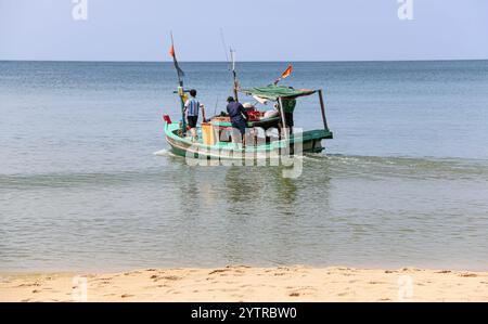 Phu Quoc, Vietnam. Dezember 2024: Vietnamesisches Fischerboot in Phu Quoc, Provinz Kien Giang, Golf von Thailand. Der US-Botschafter besuchte diese Insel im Süden Vietnams, die größte des Landes, um ein Hilfspaket in Höhe von 12,5 Millionen US-Dollar anzukündigen, um die Behörden bei der Stärkung ihrer Fähigkeiten zur Durchsetzung der Seeverkehrsvorschriften im Südchinesischen Meer und bei der Bekämpfung illegaler, nicht gemeldeter und unregulierter (IUU) Fangpraktiken zu unterstützen. Die EU warnt vor Verboten der Einfuhr von Meeresfrüchten aus der vietnamesischen Fischereiindustrie, wenn keine strengeren Maßnahmen gegen die IUU-Fischerei ergriffen werden. Quelle: Kevin Izorce/Alamy Live News Stockfoto