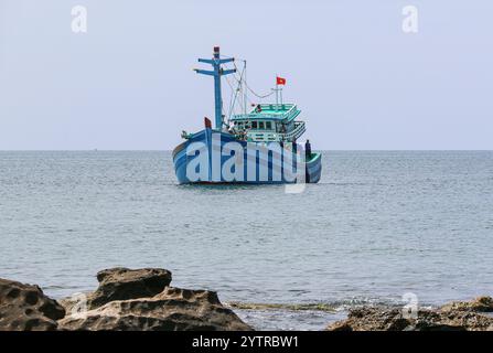 Phu Quoc, Vietnam. Dezember 2024: Vietnamesisches Fischerboot in Phu Quoc, Provinz Kien Giang, Golf von Thailand. Der US-Botschafter besuchte diese Insel im Süden Vietnams, die größte des Landes, um ein Hilfspaket in Höhe von 12,5 Millionen US-Dollar anzukündigen, um die Behörden bei der Stärkung ihrer Fähigkeiten zur Durchsetzung der Seeverkehrsvorschriften im Südchinesischen Meer und bei der Bekämpfung illegaler, nicht gemeldeter und unregulierter (IUU) Fangpraktiken zu unterstützen. Die EU warnt vor Verboten der Einfuhr von Meeresfrüchten aus der vietnamesischen Fischereiindustrie, wenn keine strengeren Maßnahmen gegen die IUU-Fischerei ergriffen werden. Quelle: Kevin Izorce/Alamy Live News Stockfoto