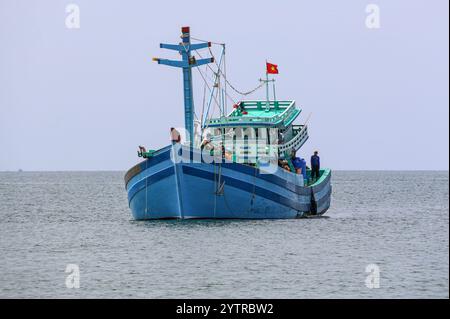 Phu Quoc, Vietnam. Dezember 2024: Vietnamesisches Fischerboot in Phu Quoc, Provinz Kien Giang, Golf von Thailand. Der US-Botschafter besuchte diese Insel im Süden Vietnams, die größte des Landes, um ein Hilfspaket in Höhe von 12,5 Millionen US-Dollar anzukündigen, um die Behörden bei der Stärkung ihrer Fähigkeiten zur Durchsetzung der Seeverkehrsvorschriften im Südchinesischen Meer und bei der Bekämpfung illegaler, nicht gemeldeter und unregulierter (IUU) Fangpraktiken zu unterstützen. Die EU warnt vor Verboten der Einfuhr von Meeresfrüchten aus der vietnamesischen Fischereiindustrie, wenn keine strengeren Maßnahmen gegen die IUU-Fischerei ergriffen werden. Quelle: Kevin Izorce/Alamy Live News Stockfoto