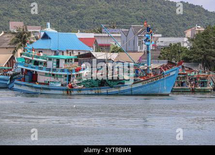 Phu Quoc, Vietnam. Dezember 2024: Vietnamesisches Fischerboot in Phu Quoc, Provinz Kien Giang, Golf von Thailand. Der US-Botschafter besuchte diese Insel im Süden Vietnams, die größte des Landes, um ein Hilfspaket in Höhe von 12,5 Millionen US-Dollar anzukündigen, um die Behörden bei der Stärkung ihrer Fähigkeiten zur Durchsetzung der Seeverkehrsvorschriften im Südchinesischen Meer und bei der Bekämpfung illegaler, nicht gemeldeter und unregulierter (IUU) Fangpraktiken zu unterstützen. Die EU warnt vor Verboten der Einfuhr von Meeresfrüchten aus der vietnamesischen Fischereiindustrie, wenn keine strengeren Maßnahmen gegen die IUU-Fischerei ergriffen werden. Quelle: Kevin Izorce/Alamy Live News Stockfoto