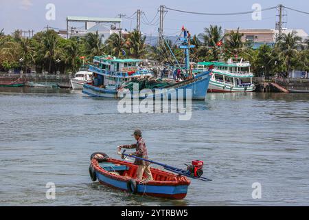 Phu Quoc, Vietnam. Dezember 2024: Vietnamesische Fischerboote in Phu Quoc, Provinz Kien Giang, Golf von Thailand. Der US-Botschafter besuchte diese Insel im Süden Vietnams, die größte des Landes, um ein Hilfspaket in Höhe von 12,5 Millionen US-Dollar anzukündigen, um die Behörden bei der Stärkung ihrer Fähigkeiten zur Durchsetzung der Seeverkehrsvorschriften im Südchinesischen Meer und bei der Bekämpfung illegaler, nicht gemeldeter und unregulierter (IUU) Fangpraktiken zu unterstützen. Die EU warnt vor Verboten der Einfuhr von Meeresfrüchten aus der vietnamesischen Fischereiindustrie, wenn keine strengeren Maßnahmen gegen die IUU-Fischerei ergriffen werden. Quelle: Kevin Izorce/Alamy Live News Stockfoto