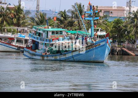 Phu Quoc, Vietnam. Dezember 2024: Vietnamesisches Fischerboot in Phu Quoc, Provinz Kien Giang, Golf von Thailand. Der US-Botschafter besuchte diese Insel im Süden Vietnams, die größte des Landes, um ein Hilfspaket in Höhe von 12,5 Millionen US-Dollar anzukündigen, um die Behörden bei der Stärkung ihrer Fähigkeiten zur Durchsetzung der Seeverkehrsvorschriften im Südchinesischen Meer und bei der Bekämpfung illegaler, nicht gemeldeter und unregulierter (IUU) Fangpraktiken zu unterstützen. Die EU warnt vor Verboten der Einfuhr von Meeresfrüchten aus der vietnamesischen Fischereiindustrie, wenn keine strengeren Maßnahmen gegen die IUU-Fischerei ergriffen werden. Quelle: Kevin Izorce/Alamy Live News Stockfoto